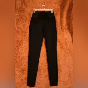 GUESS High Waisted Shaping Leggings Black Back Zipper Size 4 Compression